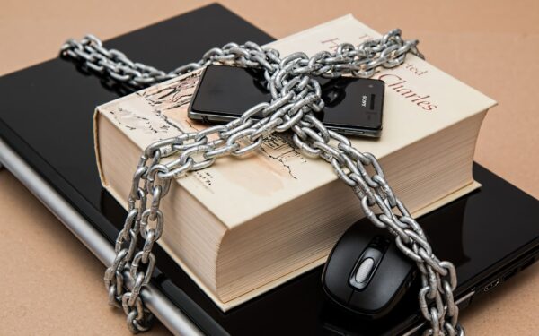 A calm guide to password managers: simple, safe habits for everyday logins