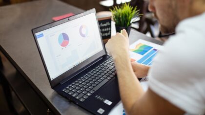 A simple guide to AI for data analysis that helps you make better decisions