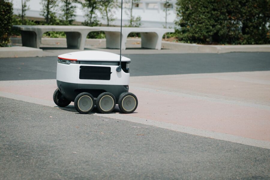 Autonomous delivery robot