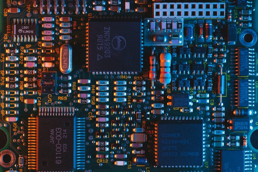 Neuromorphic chip circuit