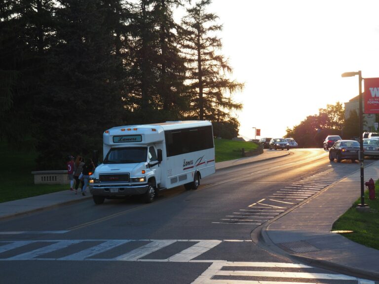 Electric shuttle bus