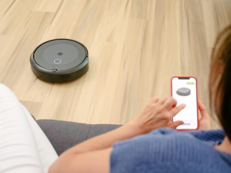 Robotic vacuum cleaner