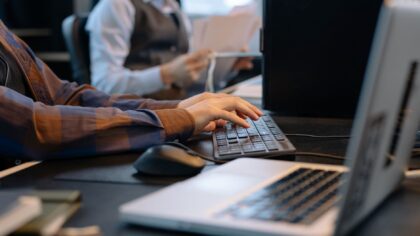 How to use AI assistants at work without losing control of your decisions