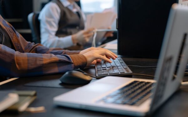 How to use AI assistants at work without losing control of your decisions