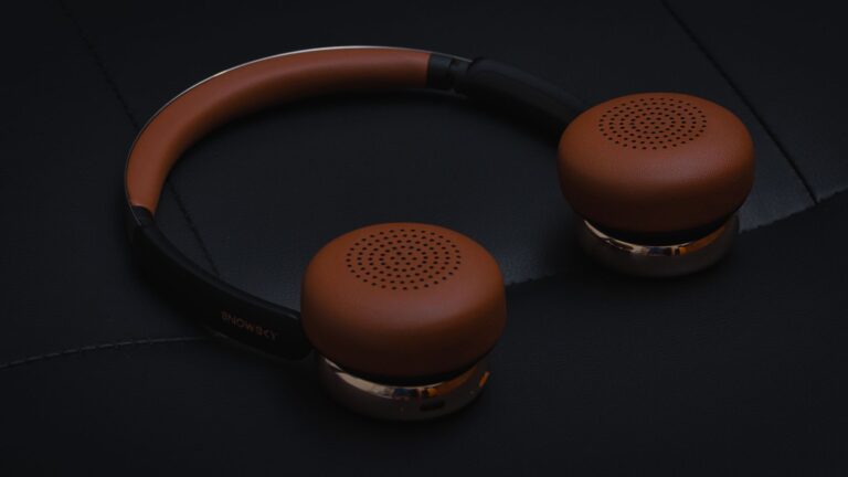 Wireless earbuds commuting