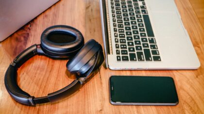 Noise-canceling headphones at home and work: how to use them without hurting your ears or focus