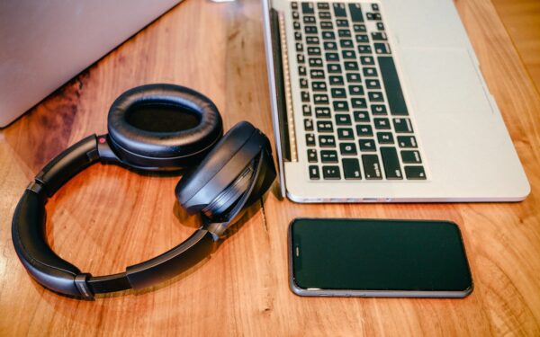Noise-canceling headphones at home and work: how to use them without hurting your ears or focus