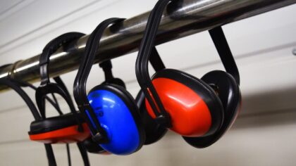 Noise‑canceling headphones at home and on the go: how to use them without hurting your ears or awareness