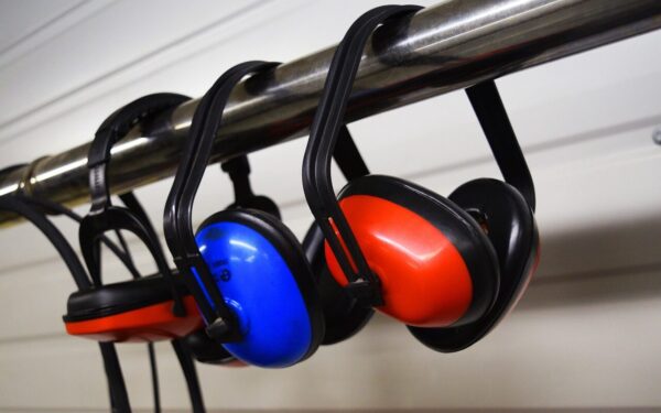 Noise‑canceling headphones at home and on the go: how to use them without hurting your ears or awareness