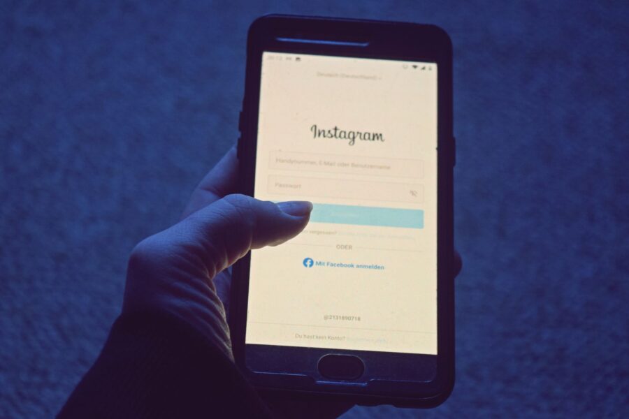 Smartphone hand instagram