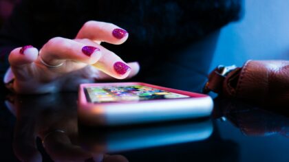 Simple guide to romance scams: warning signs, red flags and what to do