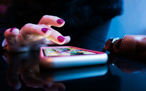 Simple guide to romance scams: warning signs, red flags and what to do