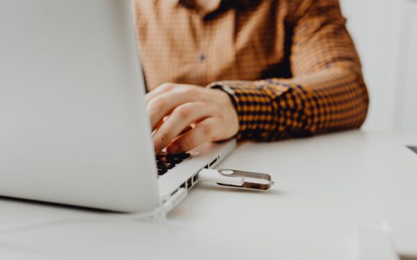 Simple guide to USB safety: how to use flash drives without nasty surprises