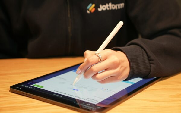 A calm guide to e-signature tools: sign documents safely without printing anything