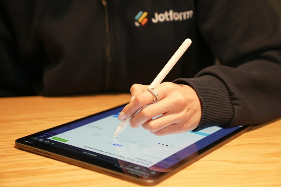 Laptop digital contract