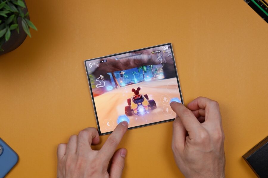 Foldable smartphone tablet