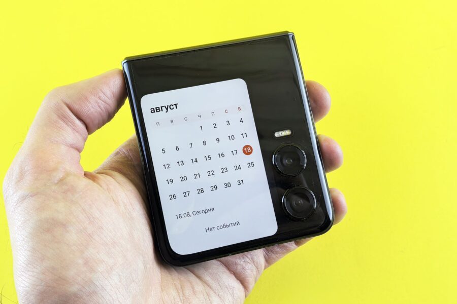 Foldable smartphone flexible