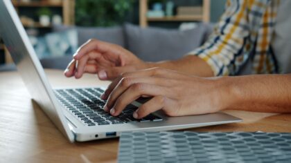 How to write clear AI prompts that give you fewer mistakes and better answers