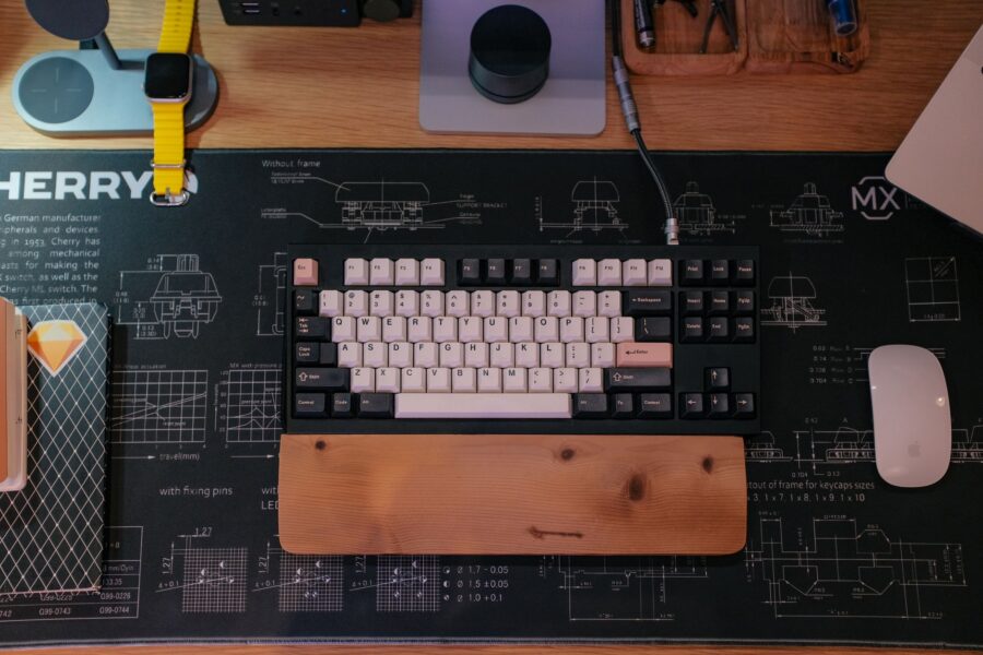 Mechanical keyboard desk