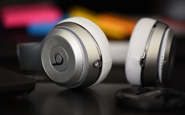 Noise-canceling headphones in real life: how to get the most benefit without wasting money